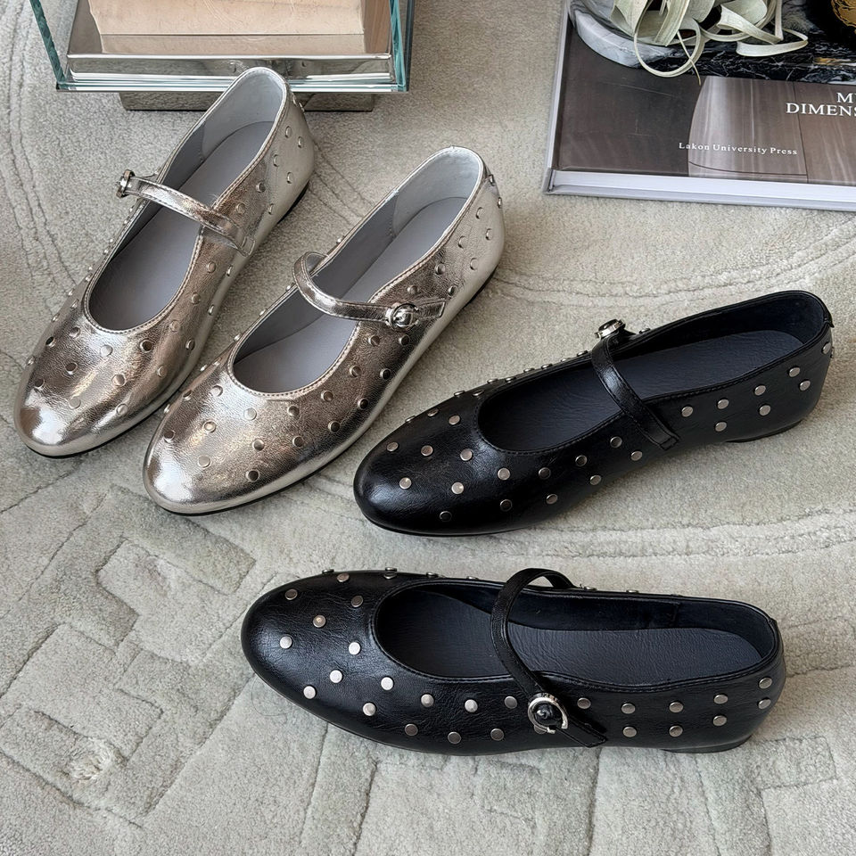 Giày Mary Jane nữ đế bệt quai ngang đính đinh tán, cổ nông, da bò, gót thấp dưới 3 cm — Bạc vỏ sò, màu đen