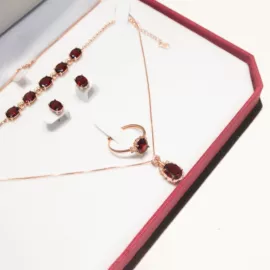 戒指;太阳镜;项链