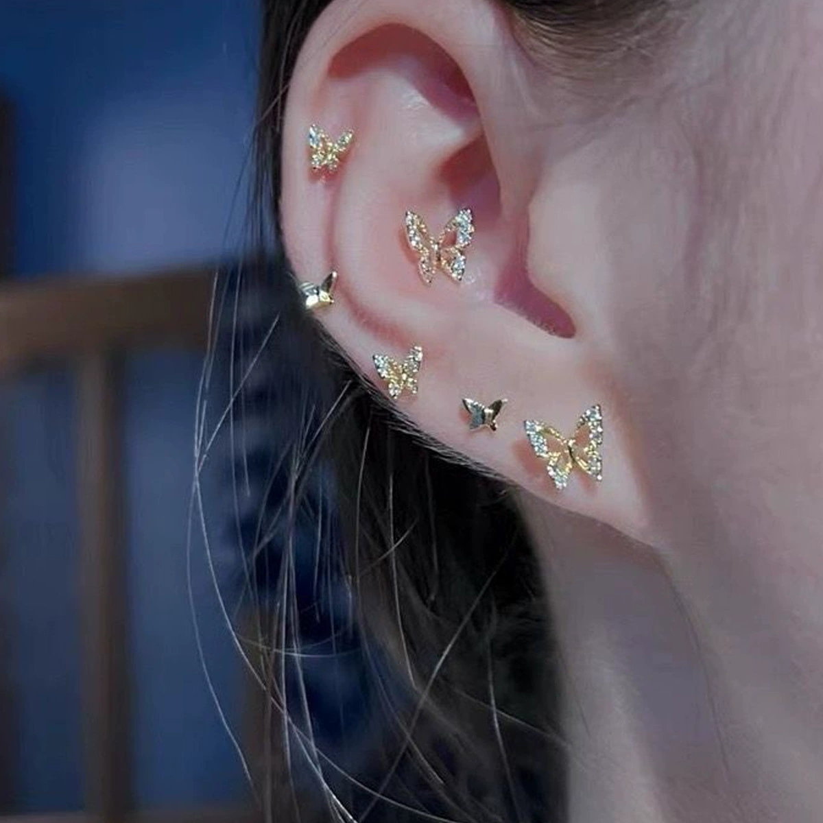 С 작은 design earrings with zircon, city style