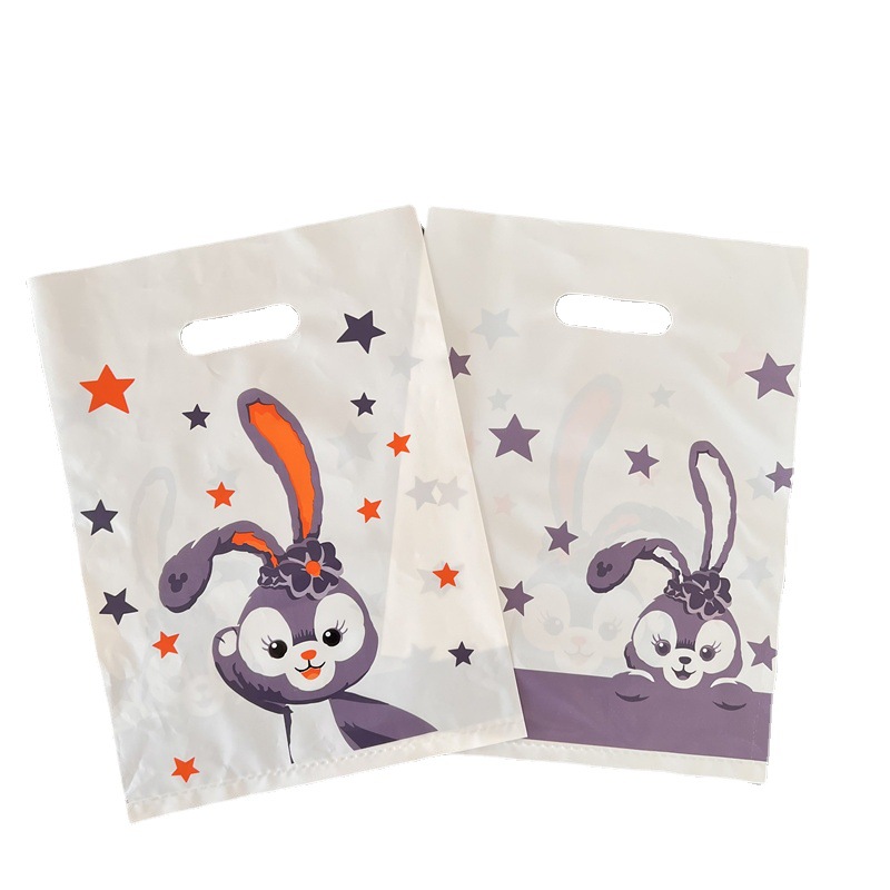 子供服の店の手提げ袋のプラスチックを持って、透明な四本の指を厚くします。