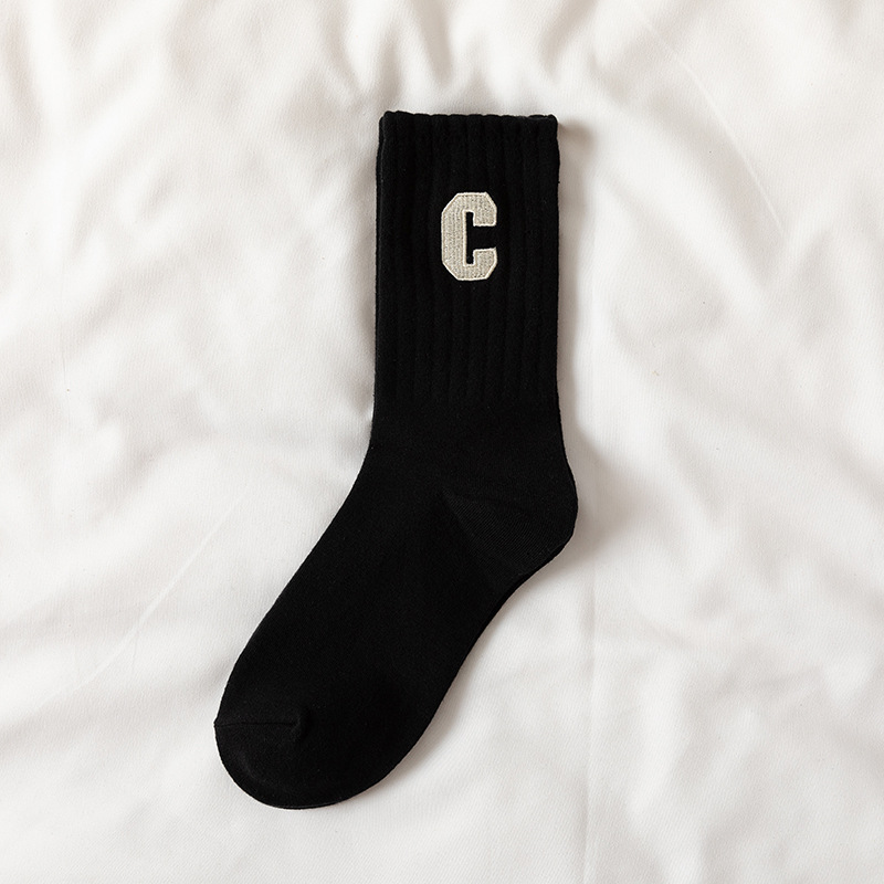 Bordado de letras grande C calcetines de algodón peinado a media pierna de las mujeres Otoño e Invierno de moda a rayas largas calcetines de mujer de color sólido algodón al por mayor
