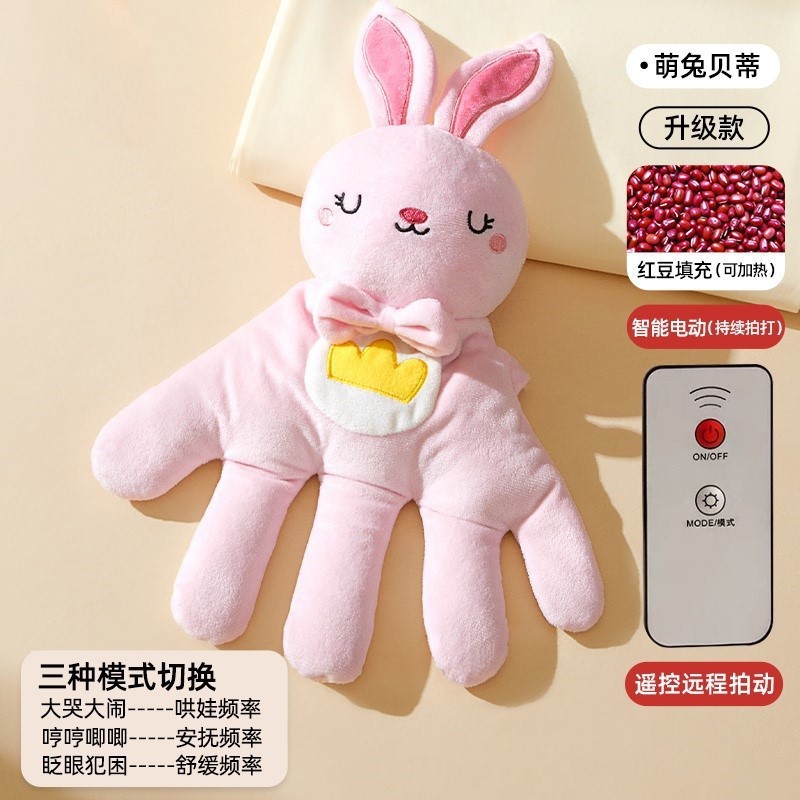 El bebé le da unas palmaditas en el trasero para conciliar el sueño.