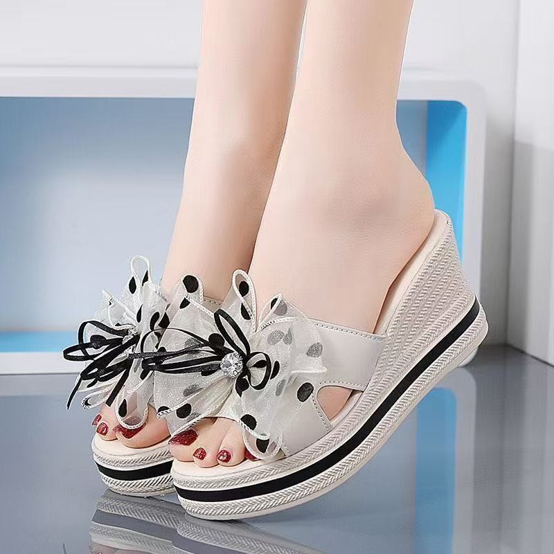 2026 primavera y verano arco de diamante de agua de fondo suave pequeños niños en casa para salir a aumentar la altura de la pendiente de fondo grueso zapatillas de tacón