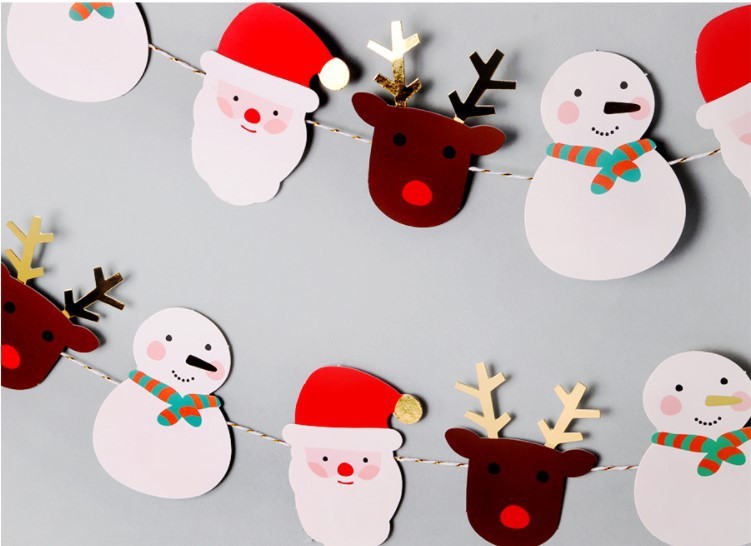 韓国のクリスマスの楽しみの老人の雪だるまは旗のクリスマスのパーティーを引っ張ります。|undefined