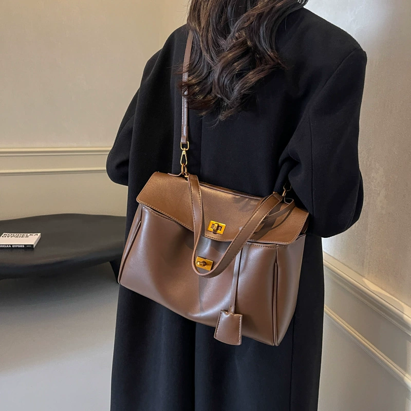 Universal capacious shoulder bag, one-shoulder bag for leisure, high-end