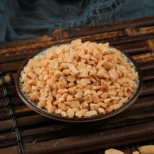 Bake peanuts into crushed nuts, 500g ripe, half a piece of original flavor peeled ripe peanuts, baked.