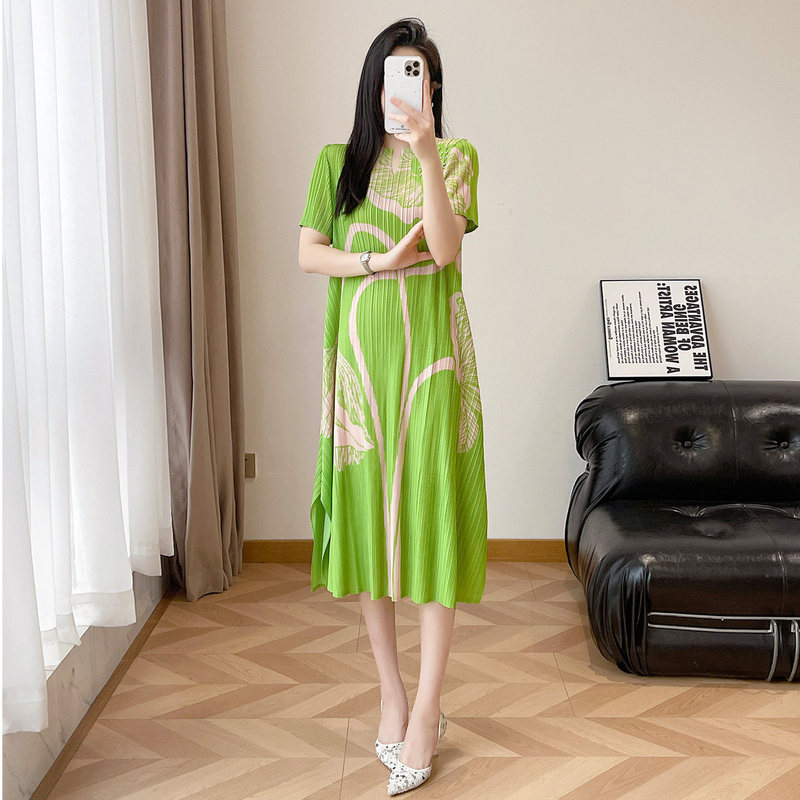 Miyake-style pleated dress, new summer and autumn collection, high-end short-sleeved pink floral print, long dress for beach vacations, women's clothing
