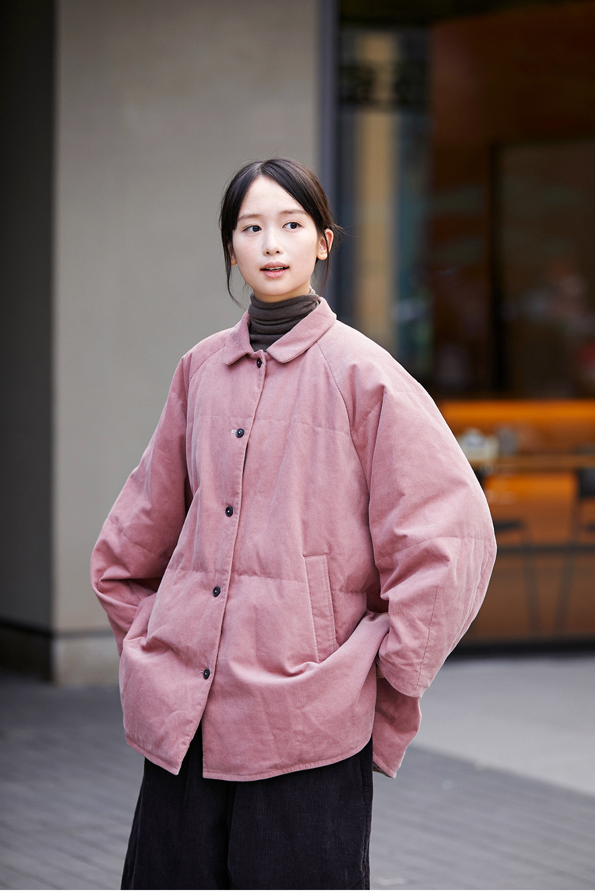 桜ピンクの暖かなゆったり襟付きシャツ型ダウンジャケット NoZen