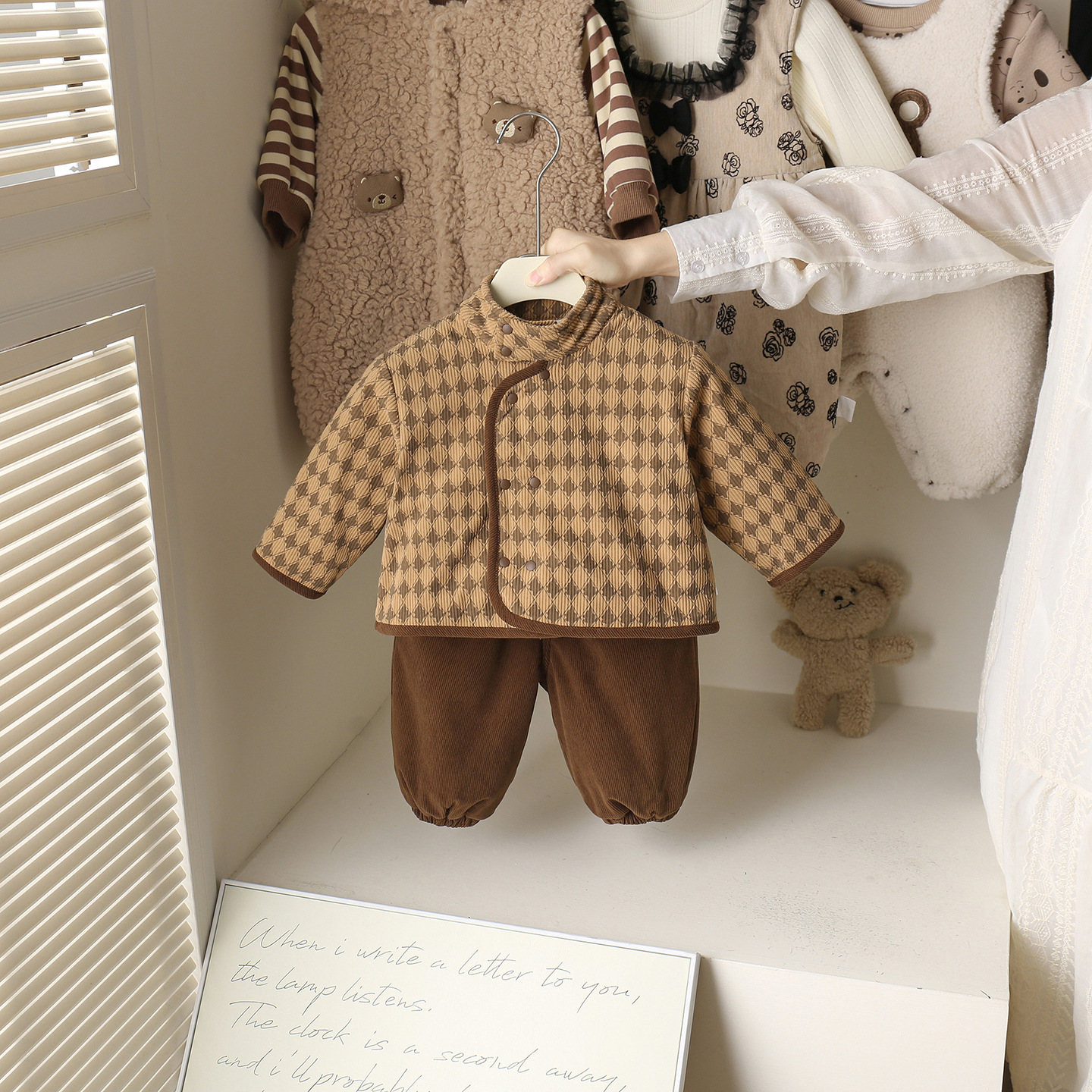 宝宝冬装套装2025新款婴儿潮童装男童加绒加厚小格棉衣棉裤两件套