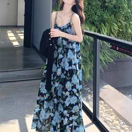 海边度假蓝色碎花吊带连衣裙女2026春夏针织衫气质雪纺沙滩裙涤纶