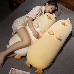 超軟小黄鶏長条抱枕女子学生が寝ている枕の子供が一緒に寝ています。