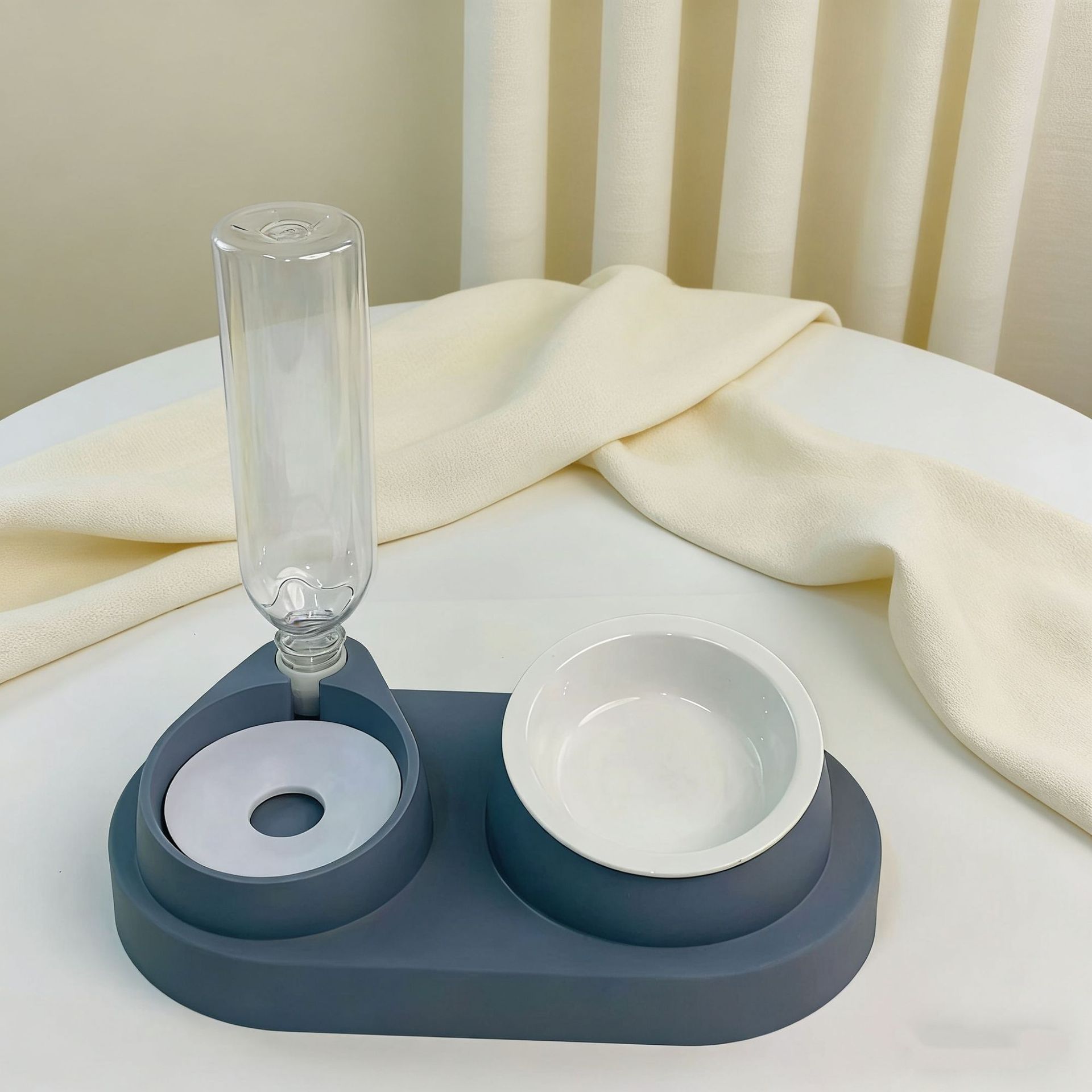 배 모양의 회색 세라믹 모델