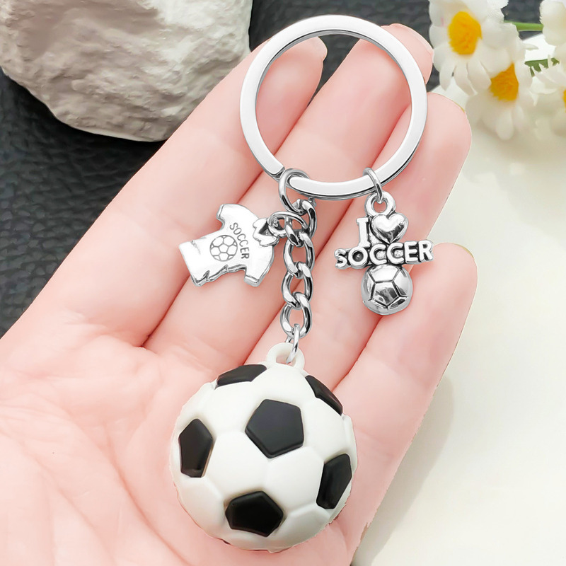 クリエイティブシミュレーション漫画プラスチック PVC 黒と白のサッカーキーホルダー学生スクールバッグパーソナライズされたキーチェーンメーカー卸売|undefined