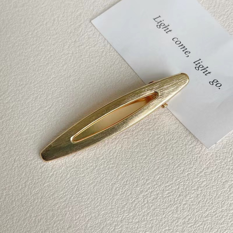 De metal de una sola palabra pico horquilla accesorios para el cabello femenino de alto grado estilo Chanel miumiu carta horquilla ins estilo clip lateral