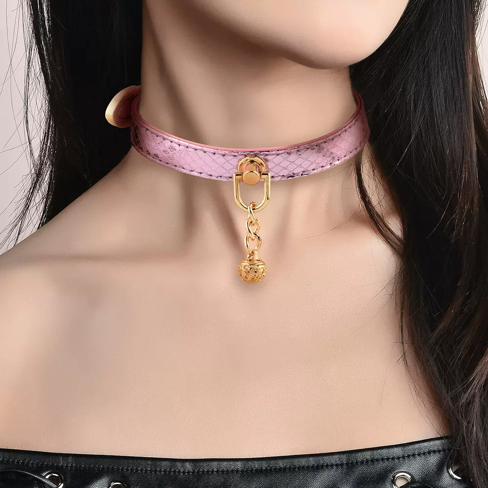 个性风潮粉色蛇纹镭射颈链可爱铃铛宠物项圈辣妹街头高级感颈圈