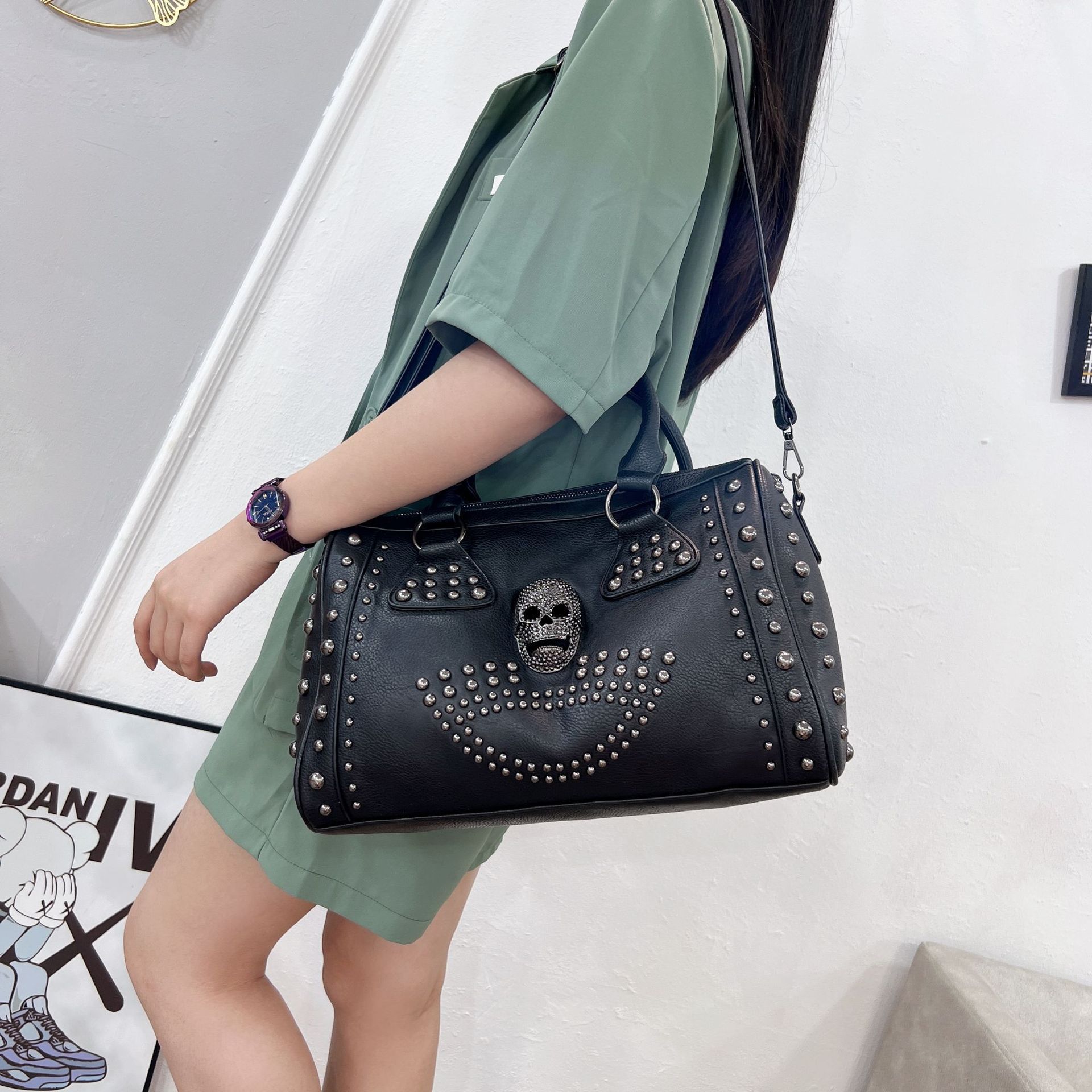 Nueva bolsa punk europea y americana de moda remaches calavera en relieve negro bolso de hombro de mujer mochila