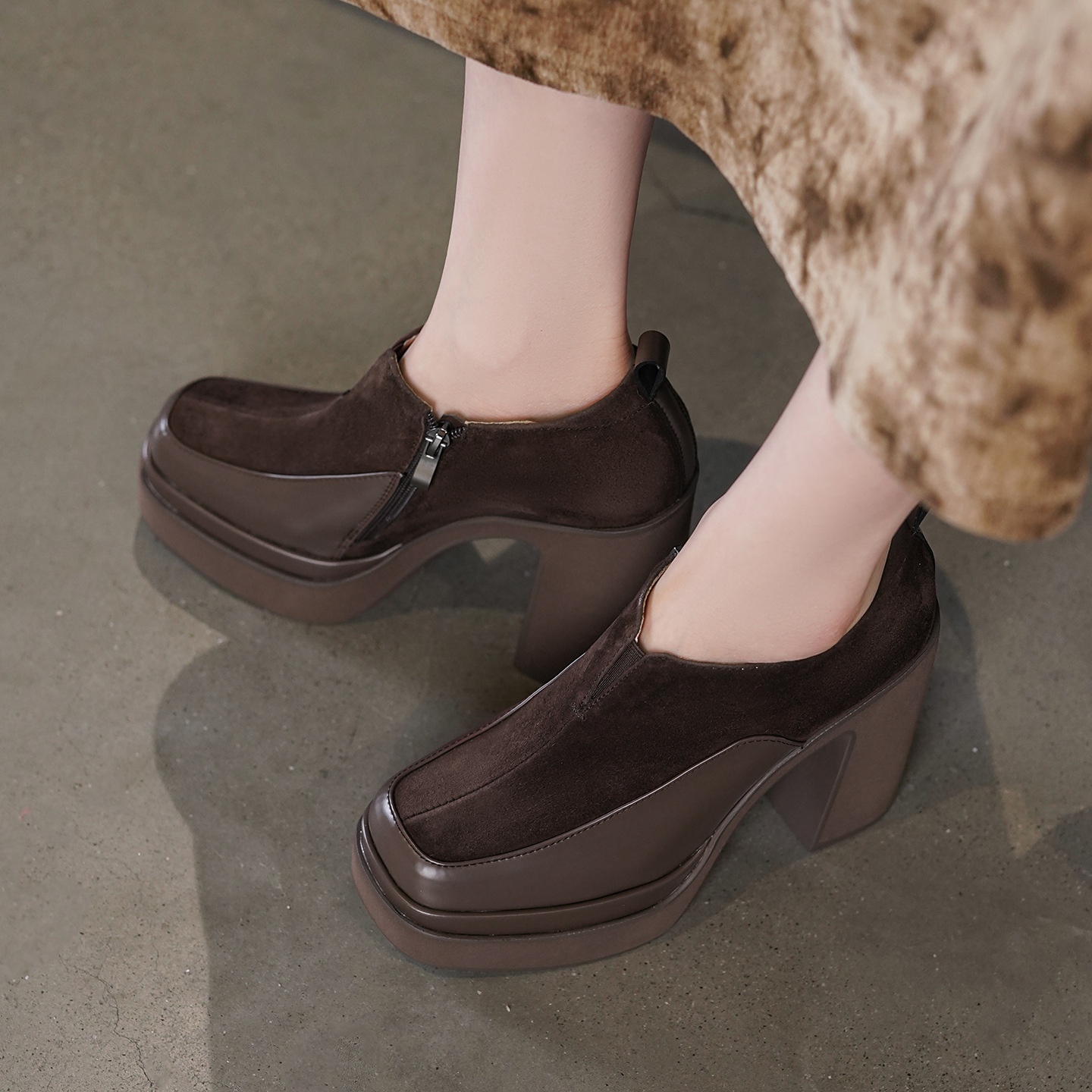 Giày cao gót nữ mũi vuông đế xuồng platform gót vuông 9 cm, phối màu tương phản, form dáng loafer — màu nâu, màu đen