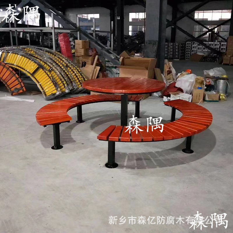 Mesas y sillas de tablero de ajedrez al aire libre Sillas de parque al aire libre de madera anticorrosiva Patio Una mesa Cuatro sillas Combinación Plaza comunitaria Ocio