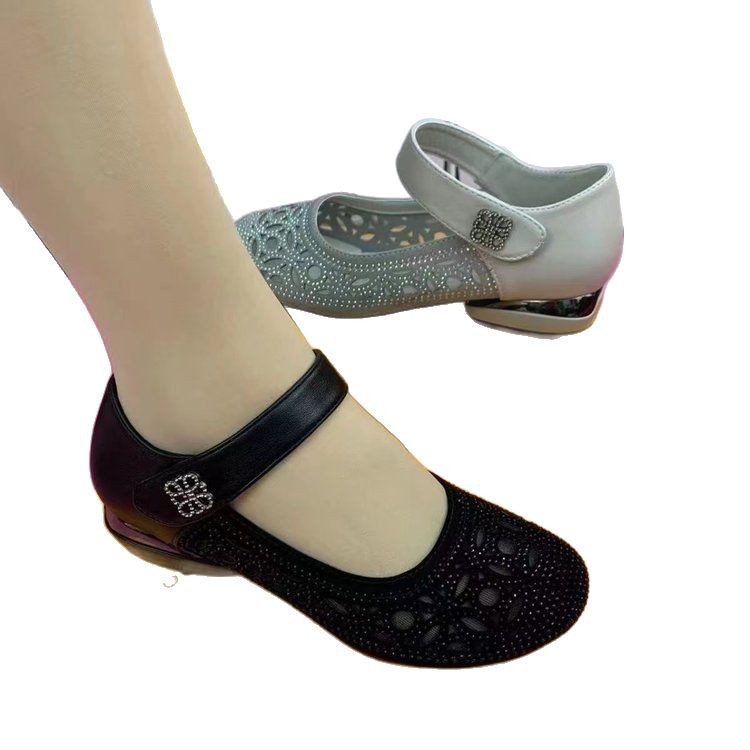 Zapatos individuales huecos y transpirables zapatos de mujer de superficie suave con suela suave 2025 zapatos con agujeros de tacón bajo con velcro de verano sandalias de madre para mujer
