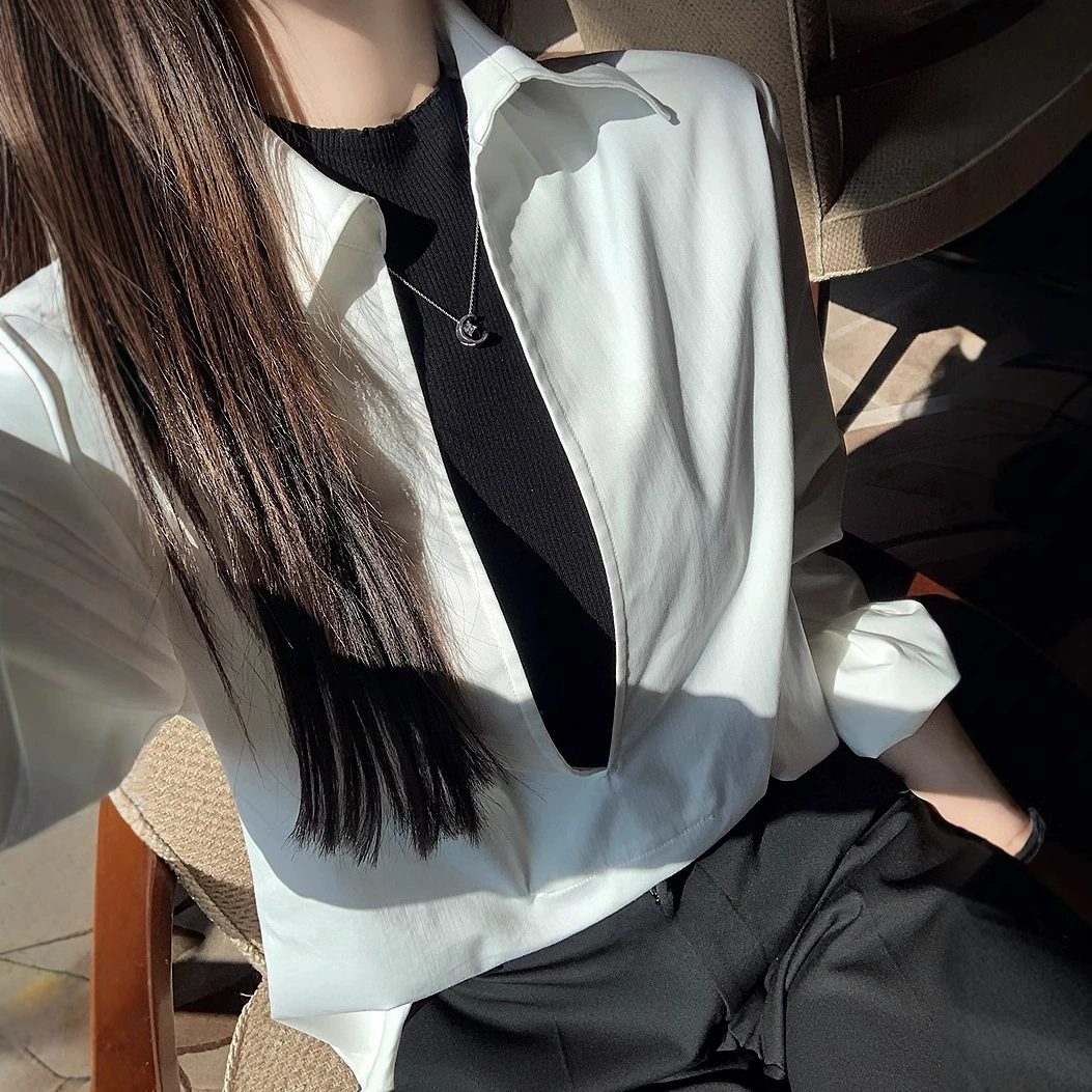 LIKE's «Lao Qian Shen V Shirt» имеет очень простой и интеллектуальный шарм наряда! Подчеркнуть крой рубашки