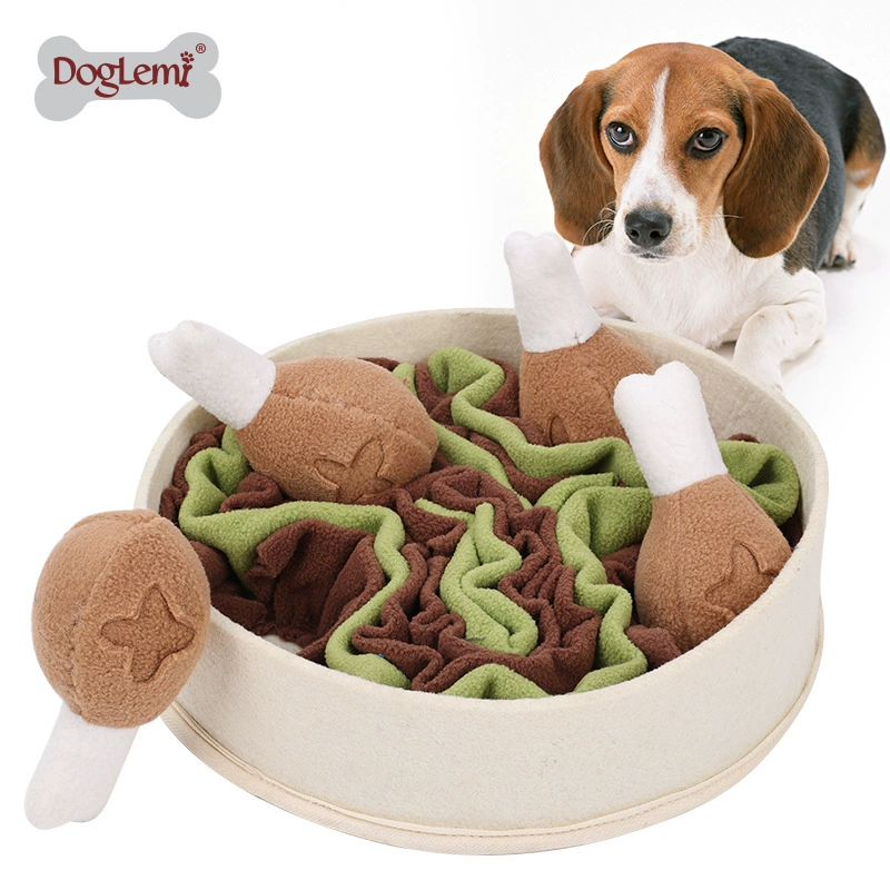 Собака куриные ножки нюхают игрушки