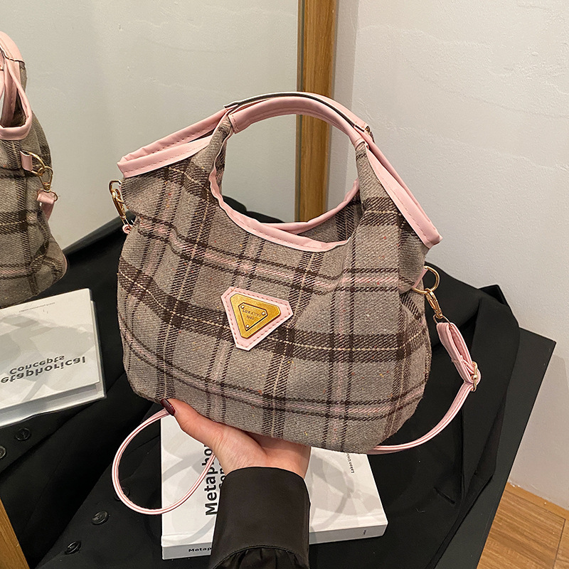 Bolso de mano de textura para mujeres 2024 otoño y invierno nuevo estilo retro de moda empalme de gran capacidad de viaje de hombro bolso de mujer