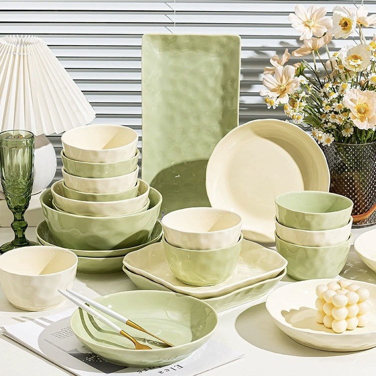 Conjunto de platos de viento de crema, platos de cerámica domésticos, platos de piedra de color esmaltados, platos de crema amarilla, platos verdes, estandetes