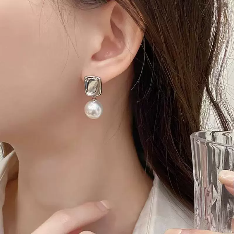 Новый простой европейский и американский стиль, покрытый золотыми серьгами, нишевые дизайн, модный темперамент, высокий смысл, серьги, женские серьги