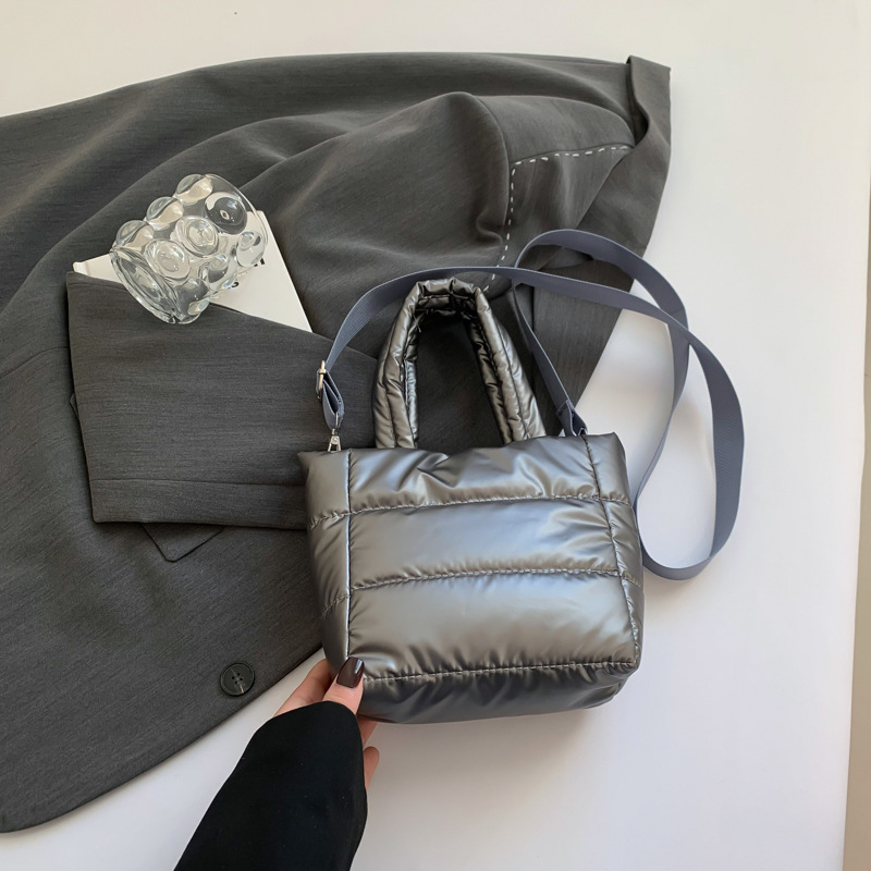 2024 nuevo bolso de mujer bolso de cubo otoño invierno simple abrigo de plumón ligero casual de moda versátil bolso de mano