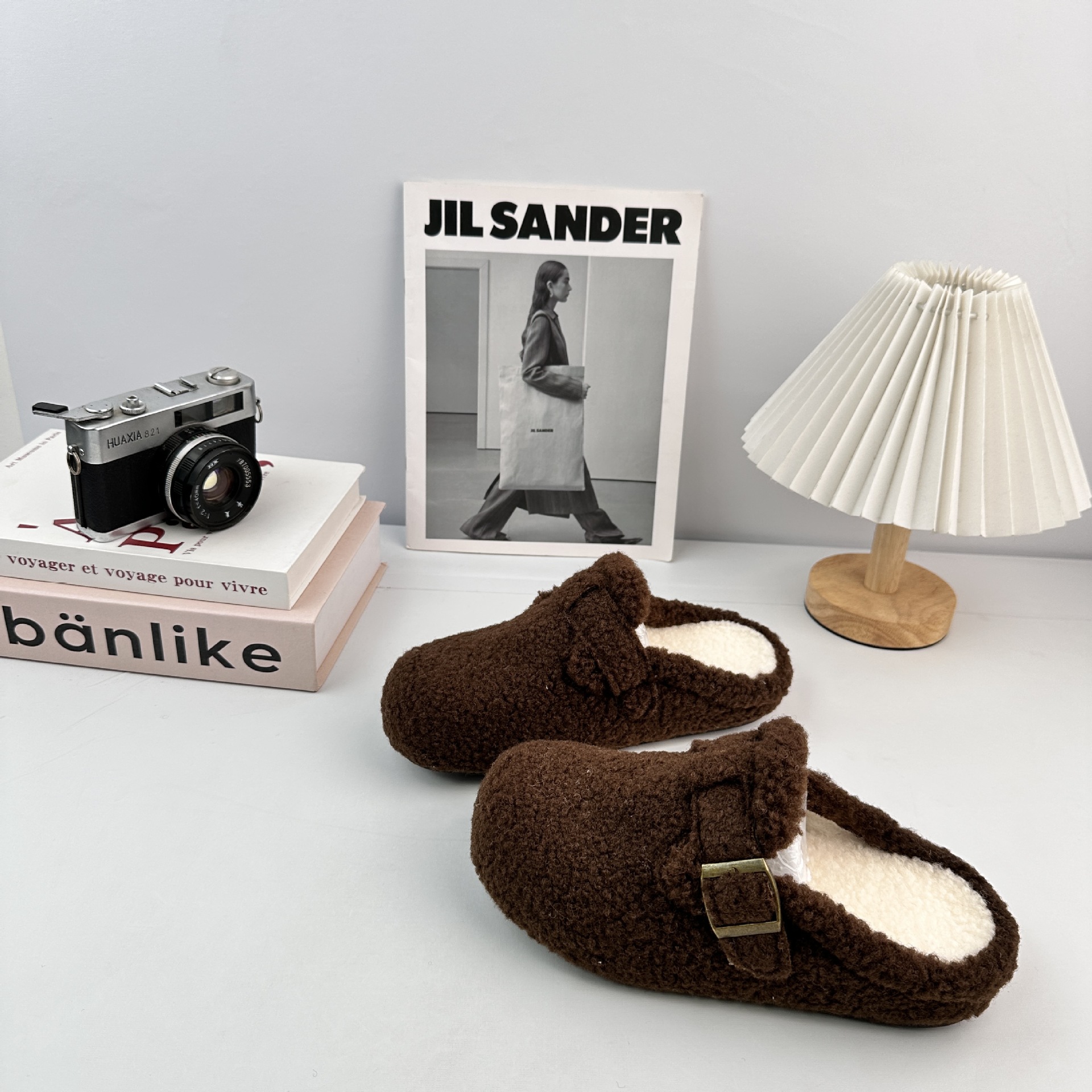 Yuanbo 2025 otoño y invierno nuevo estilo de moda con zapatillas de terciopelo, zapatillas de algodón vintage Burken perezosas