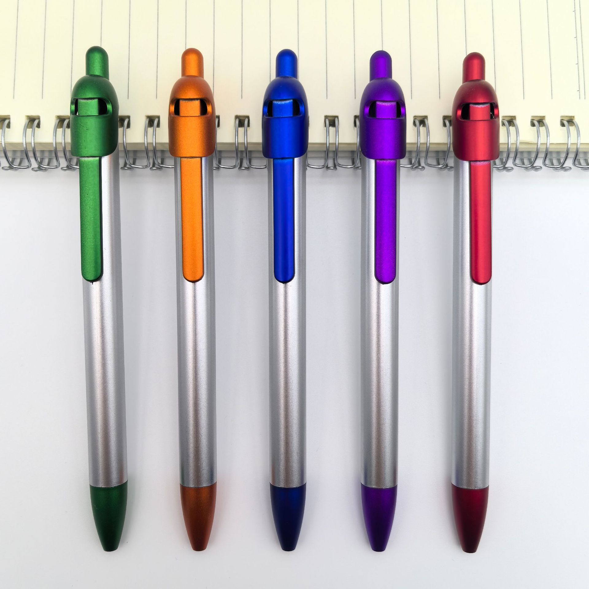 Fabricantes de nueva era prensa caballeros bolígrafos publicitarios máscaras de plástico caballeros bolígrafos de plata bolígrafos de regalo de promoción