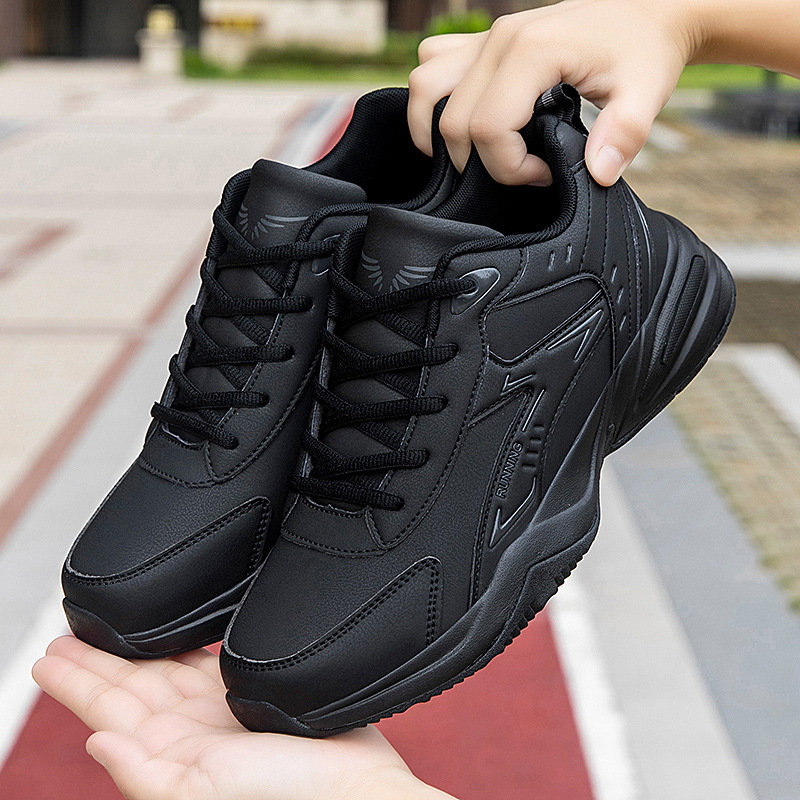 Una nueva zapatilla de cuero de tamaño grande de otoño para hombres, zapatos de viaje de moda antideslizantes y resistentes al desgaste