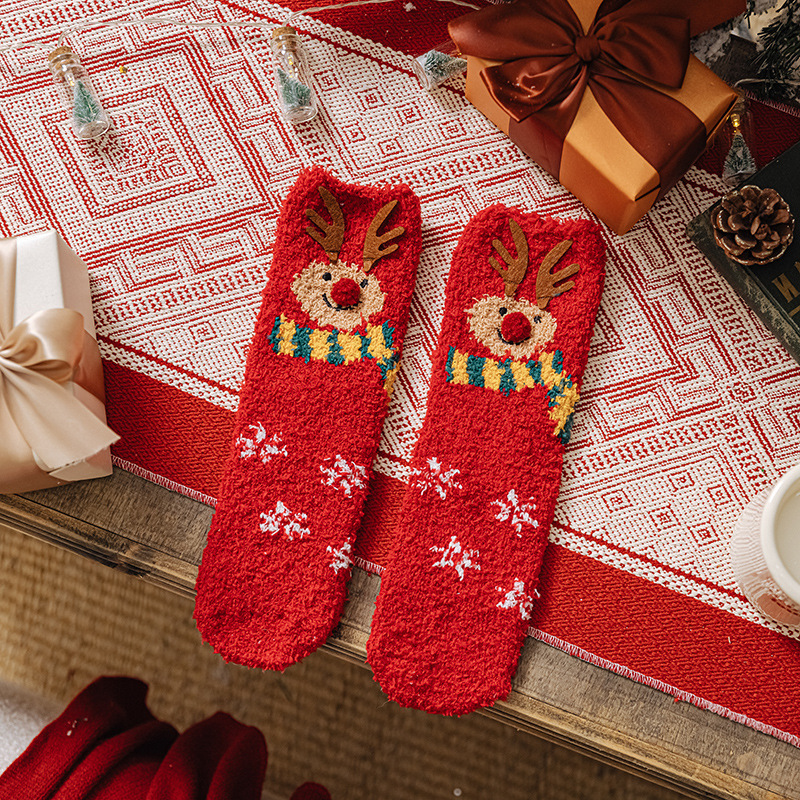 クリスマスの靴下の子供の珊瑚の絨毯の秋冬のカップルの親子はプレゼントをあげます。|undefined