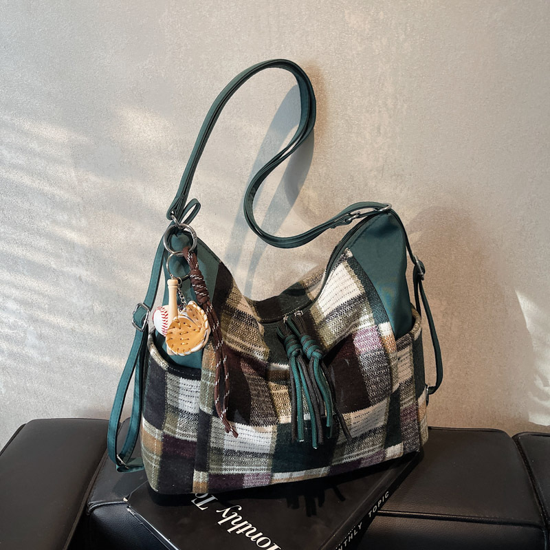 Bolso de gran capacidad de color de choque de ocio y desplazamiento 2025 nuevo bolso trasero de hombro femenino de otoño e invierno bolso especial de hombro único