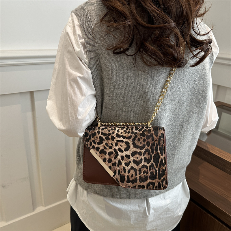 2024 nuevo bolso de hombro con estampado de leopardo de diseño de nicho, bolso de axila simple de moda, bolso de mensajero de cadena, bolso femenino personalizado
