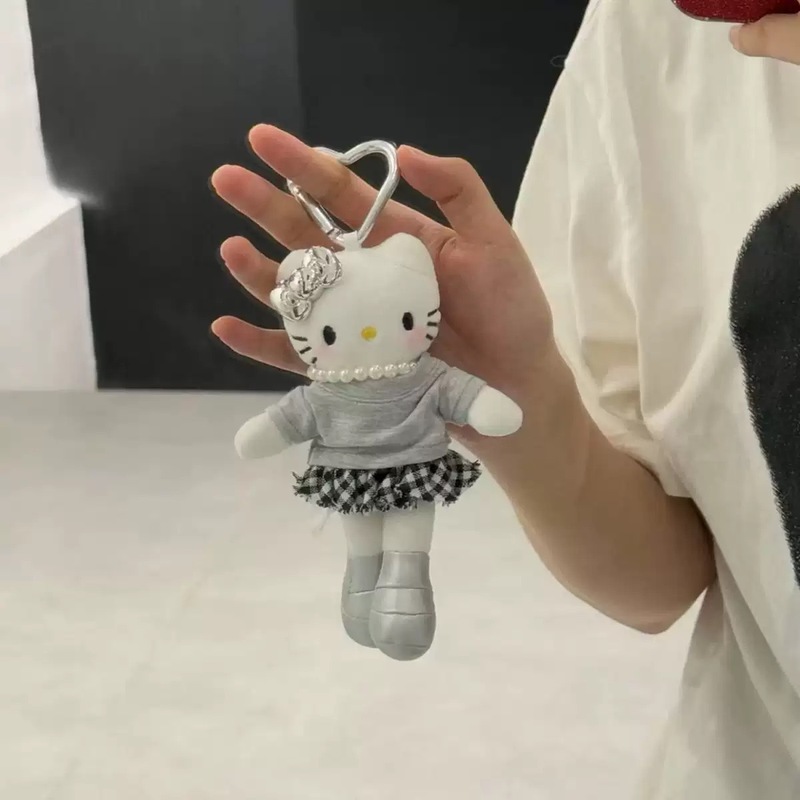 小香徽章白皮长腿kitty格雷系灰钥匙扣车挂爱心扣包包挂件高级感|undefined