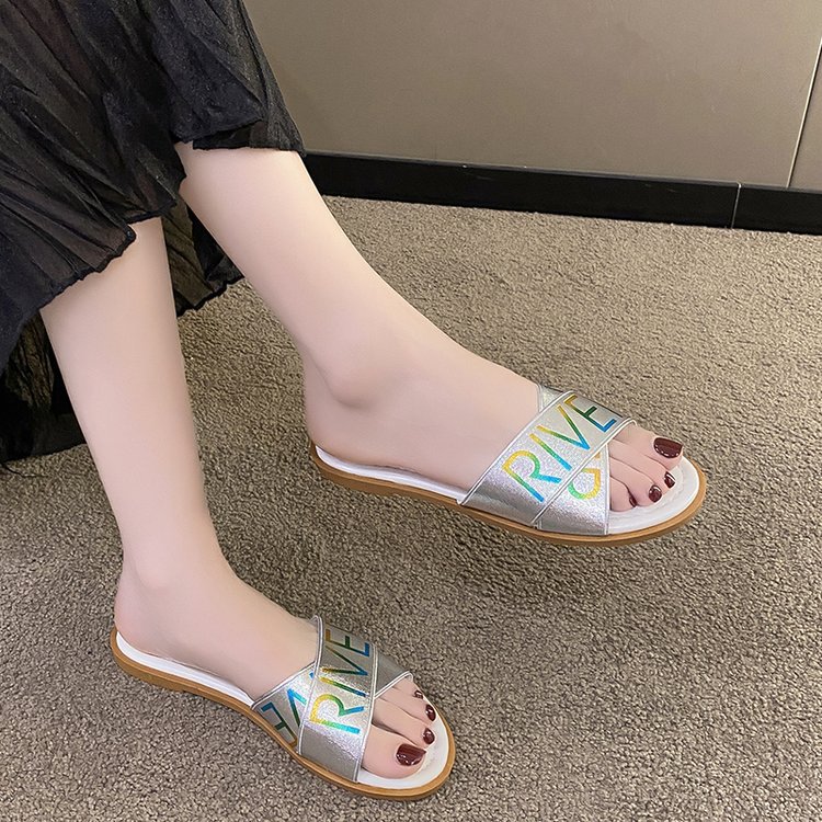 Pantofole da spiaggia di grandi dimensioni all'ingrosso per il commercio estero 2023 Scarpe a nastro in stile coreano di nuova moda estiva Pantofole da donna piatte con una parola_voghion.com