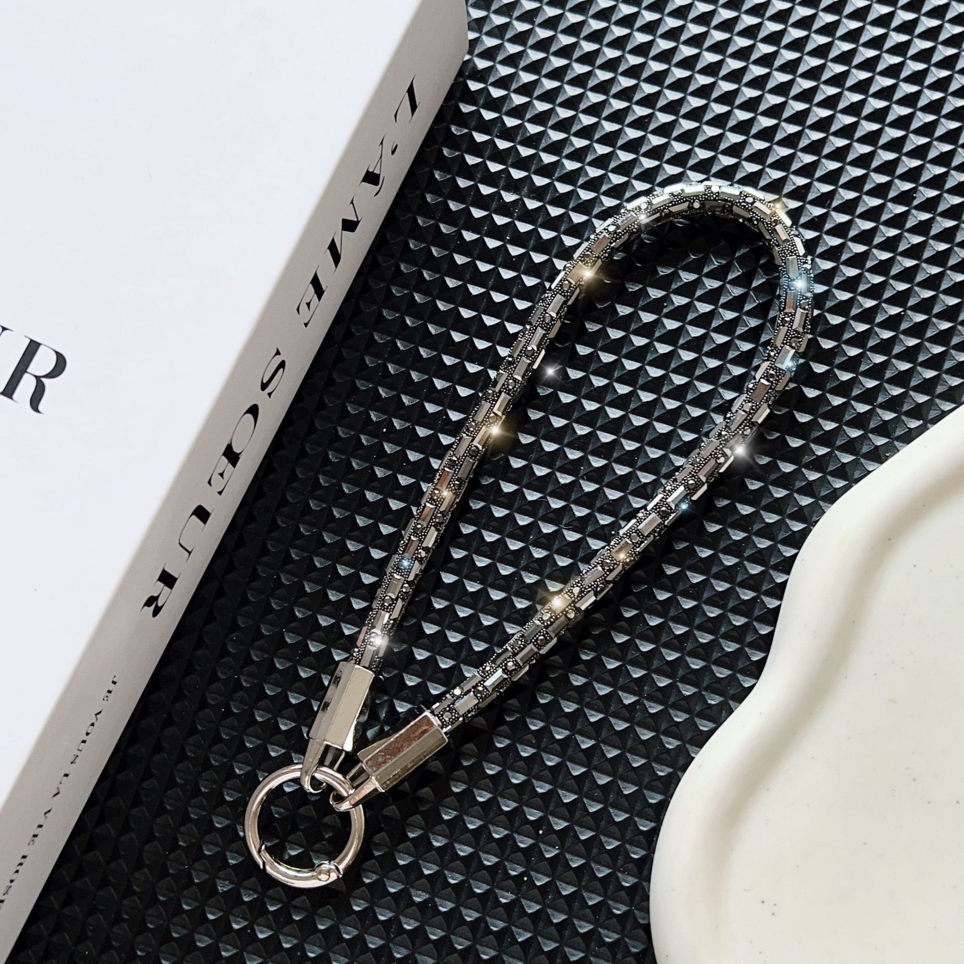 Nuevo cordón de teléfono móvil de cristal cuadrado de lujo de alta gama, cadena de mano de moda anti-pérdida y anti-caída, cuerda corta de muñeca