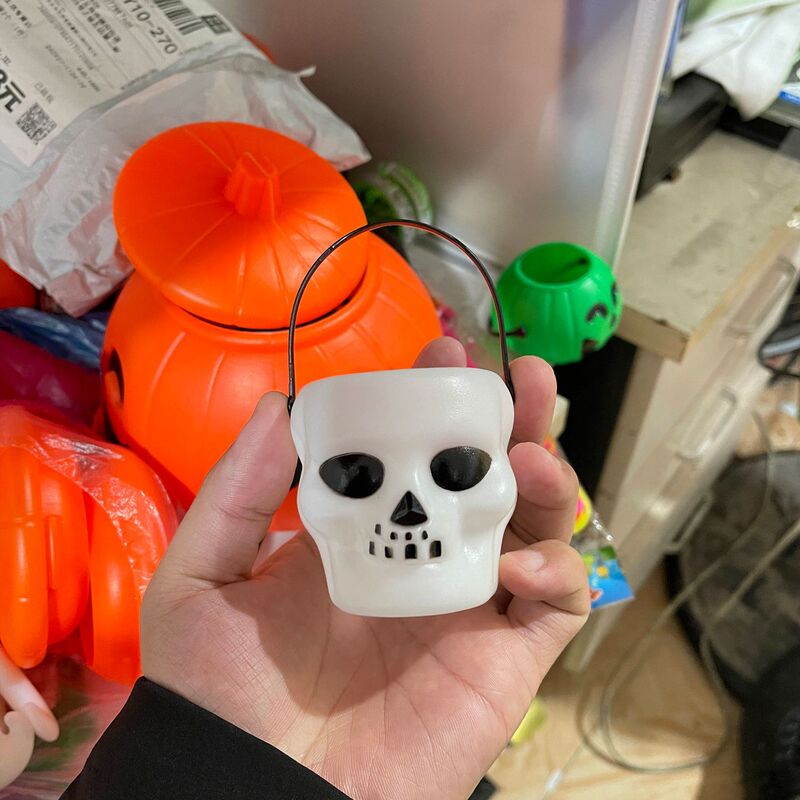 ハロウィーンの装飾を代行する黒いトランペットの手提げカボチャのバケツキャンディーの缶の子供の大きいサイズの黒いカボチャのバケツ|undefined