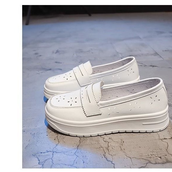 Zapatos de enfermería de mujer con suela suave transpirable, anti-deslizante, pies no cansados, sandalias de verano con suela gruesa y agujero, zapatos blancos especiales para atención médica.