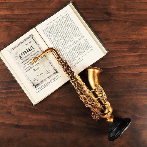 Creative retro European saxophone violin instrument model resin ornaments bar home bookcase wine cabinet decoration
