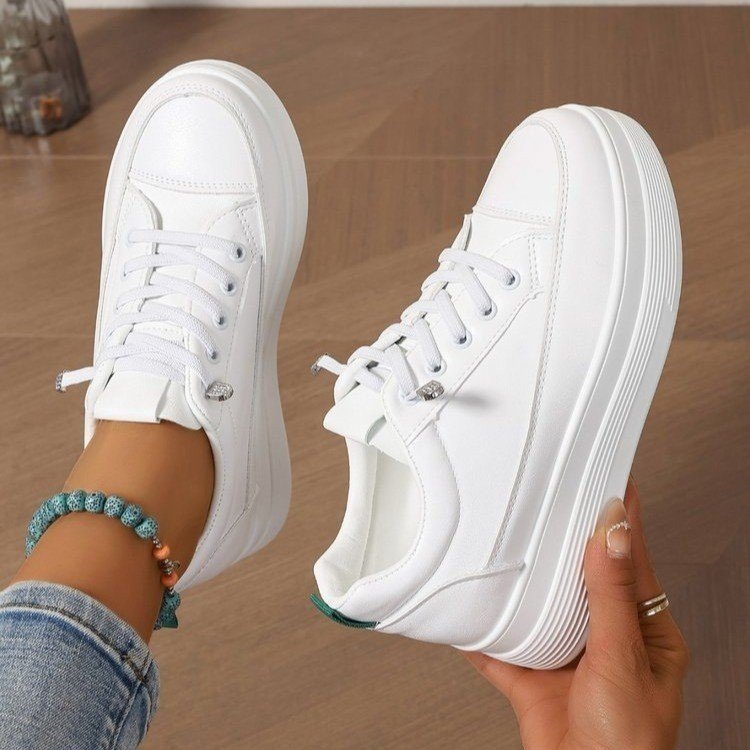 Pequeños zapatos blancos para mujeres 2025, nuevos estudiantes de color sólido, zapatos deportivos transpirables de verano, zapatos de skate blanco para mujeres otoño y invierno