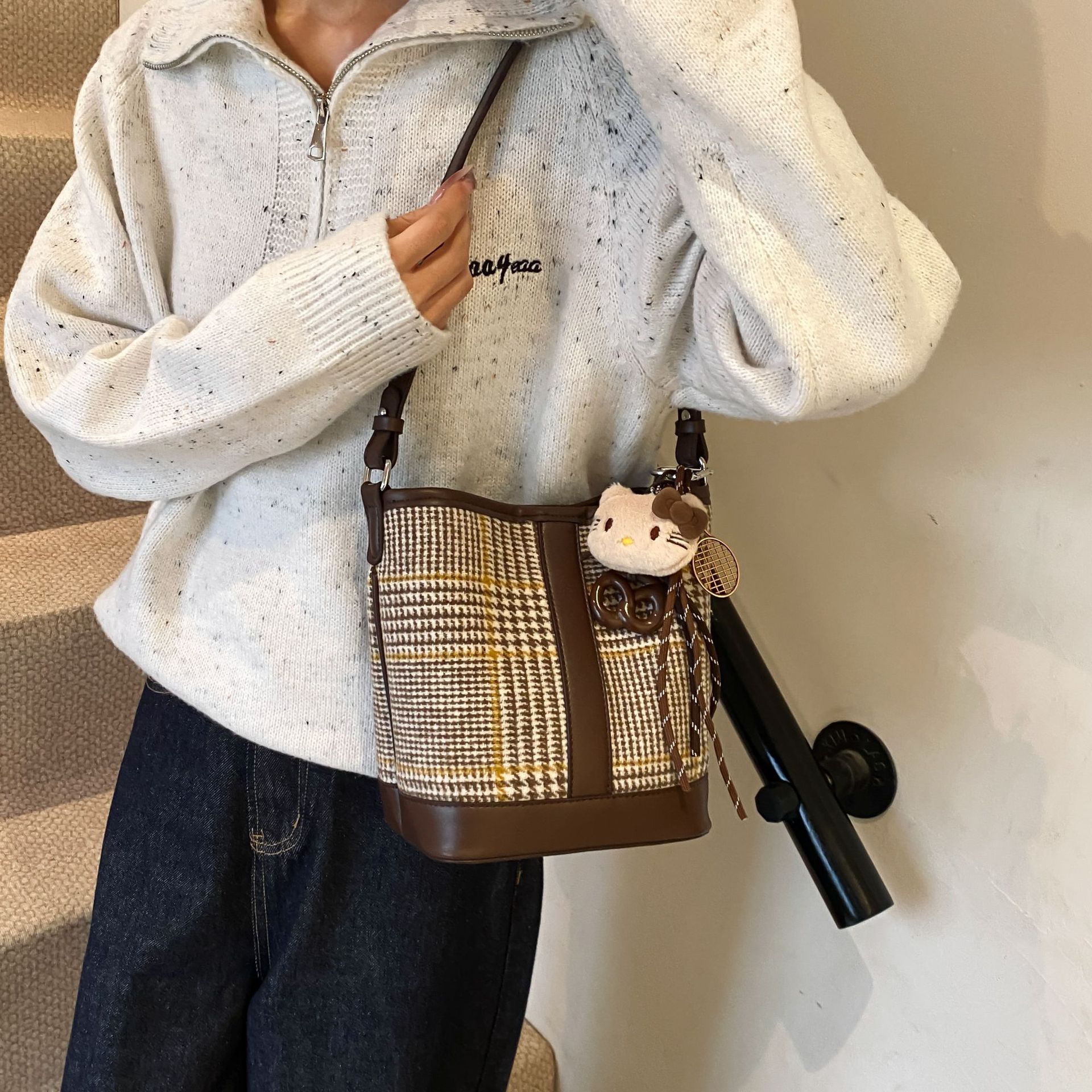 Otoño y invierno retro bolsas de nicho a cuadrícula para mujeres 2025 nuevo tipo de bolso de hombro de braza, bolso de cubo de agua