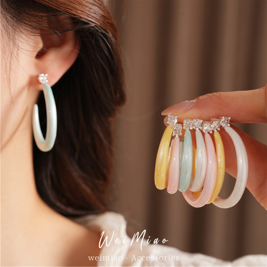 Aguja de plata de color dopamina zircón goteo de aceite en forma de C pernos de orejas temperament simple aretes ligeros de lujo alta sensación auriculares al por mayor image 1