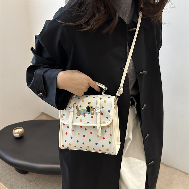 Cute bolso de mujer de dibujos animados 2024 nuevo estilo versátil texturas de estilo de viaje simple mochila de estilo universitario