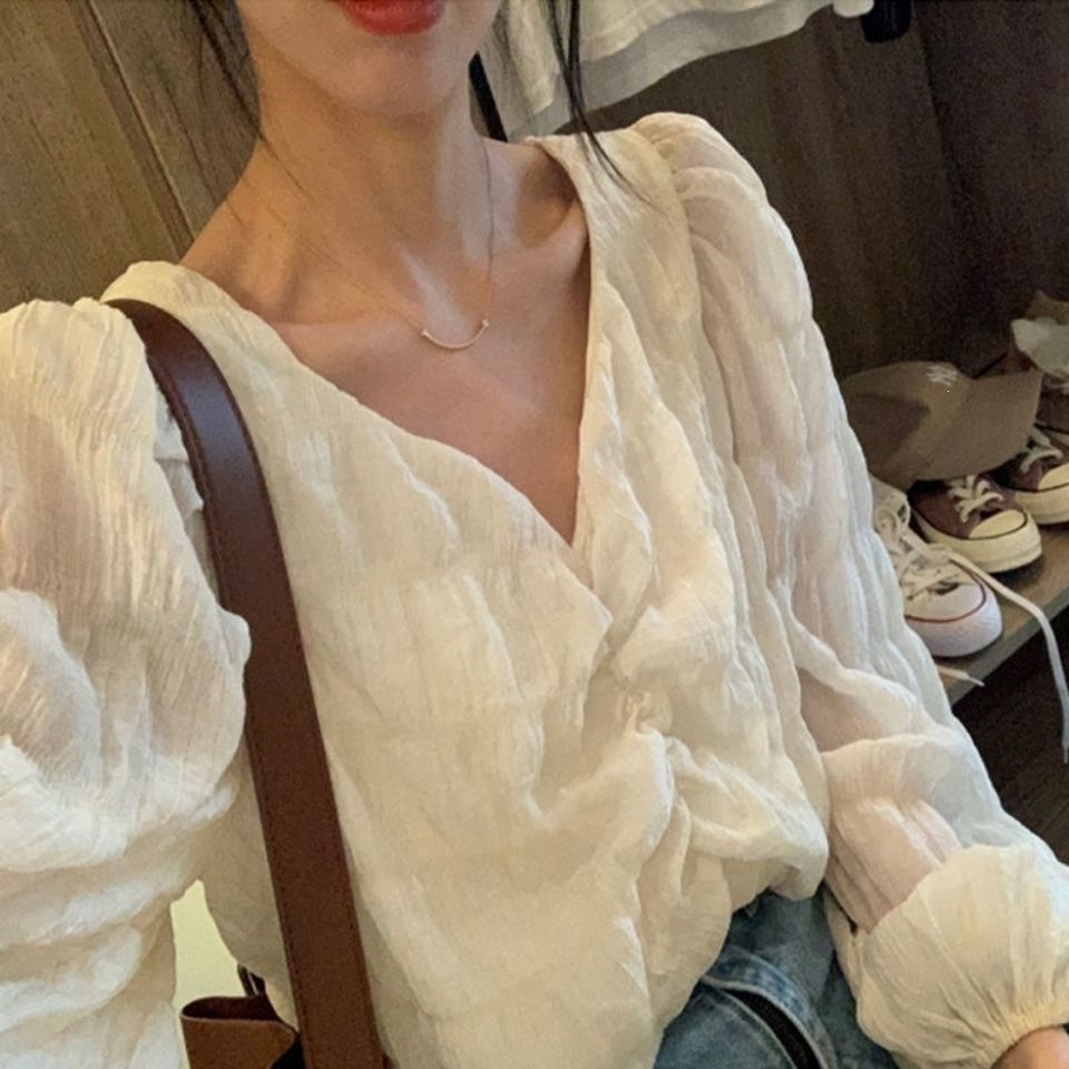 杏色v领褶皱衬衫女设计感小众长袖修身气质别致法式上衣甜欲风