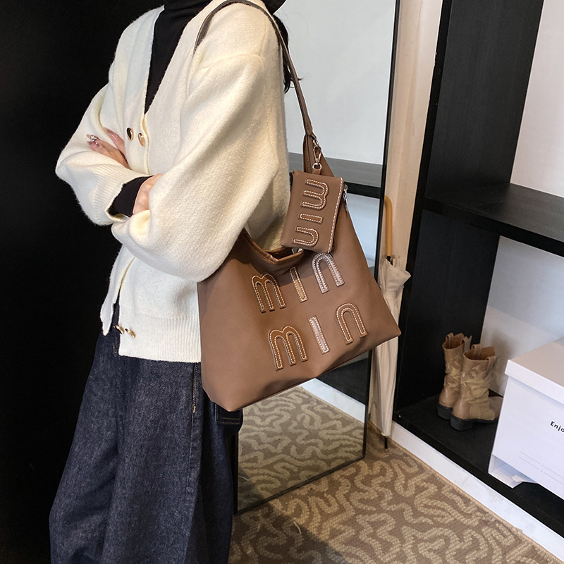 Bolso de moda de invierno de gran capacidad para mujeres 2024, nuevo nicho de diseño, bolso de hombro para estudiantes universitarios