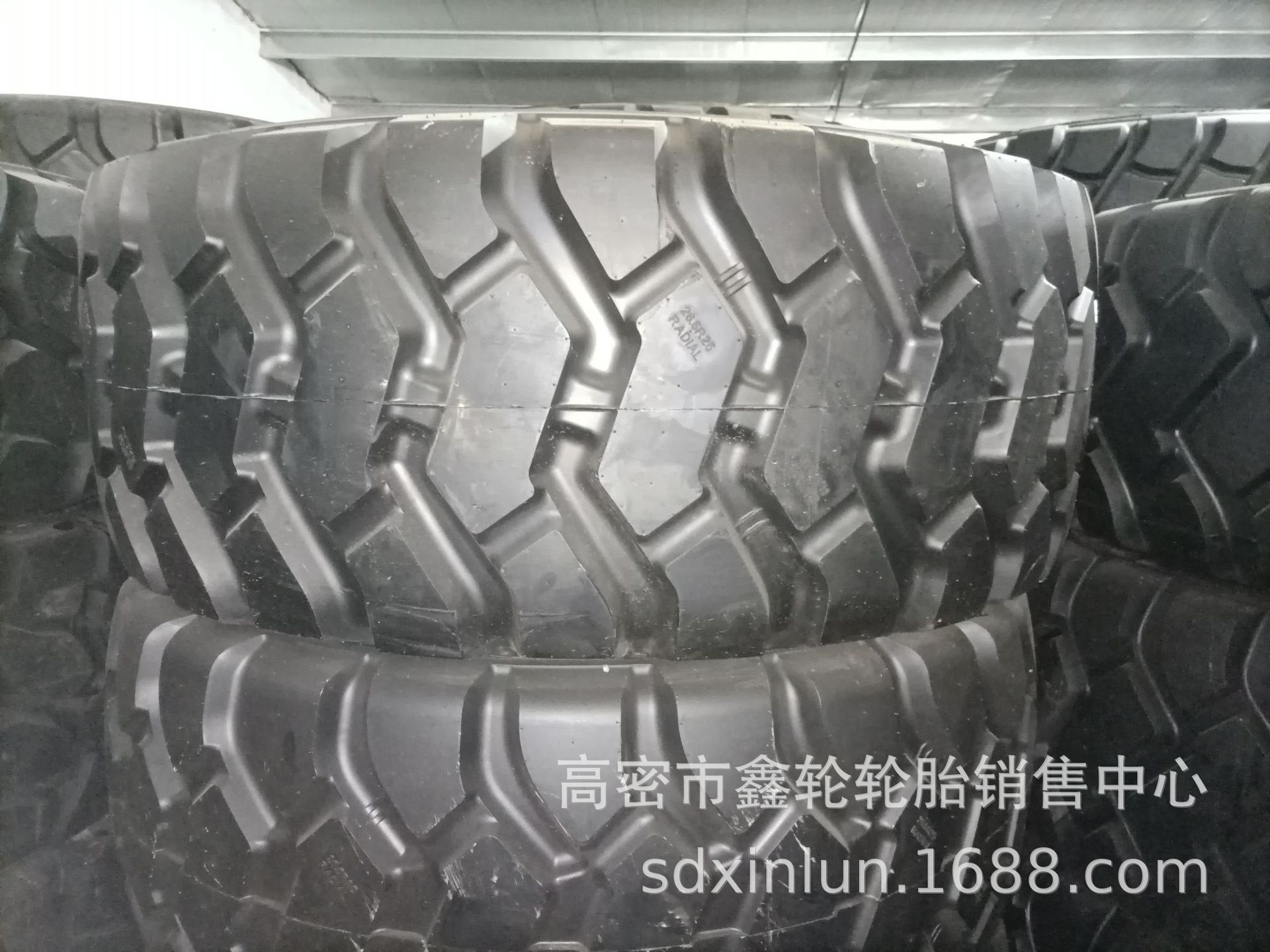 供应20.5/23.5/26.5/29.5R25运粮机提梁机轮胎CB386花纹