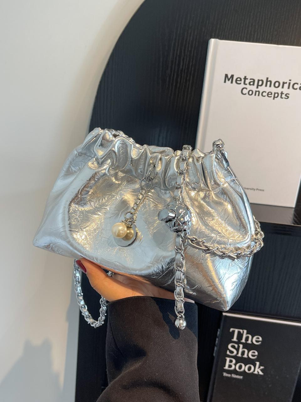 Bolso pequeño de cadena de piel de cera de aceite de estilo explosivo transfronterizo 2025 nueva tendencia bolso de mensajero de un solo hombro bolso de cubo para mujer