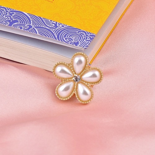 Internet celebrity fashion traceless magnet buckle pearl brooch popular does not hurt clothes anti-leak buckle magnet stone jewelry wholesale